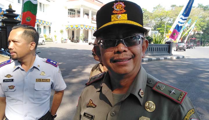 Kasatpol PP Kota Malang Priyadi ketika diwawancarai BANGSAONLINE.com usai mengikuti apel pagi di Balai Kota, Senin (06/05). foto: IWAN IRAWAN/ BANGSAONLINE