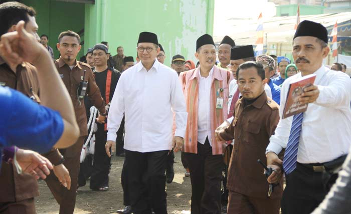 Menteri Agama Lukman Hakim Saifuddin saat memasuki bumi perkemahan para penyuluh agama se-Jawa Timur, didampingi oleh Kakanwil Kemenag Prov Jatim Syamsul Bahri.