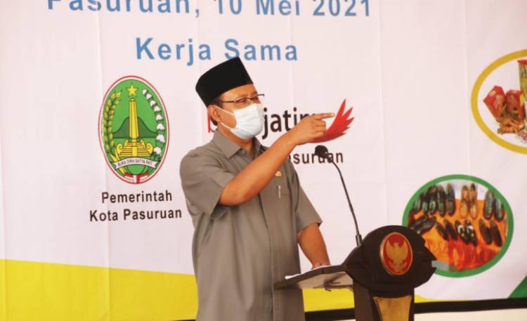 Wali Kota Pasuruan Saifullah Yusuf (Gus Ipul) saat meluncurkan apilkasi Si Duta dan Kurma di Gedung Kesenian Kota Pasuruan, Senin (10/5/2021).