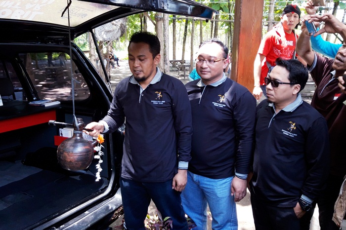 Komisioner KPU Kabupaten Kediri, Divisi Parmas, Nanang Qosim (siap pecahkan kendi), Eka Wisnu Wardana (Divisi Rendatin) dan Anwar Anshori (Divisi Teknis). Foto: MUJI/BANGSAONLINE