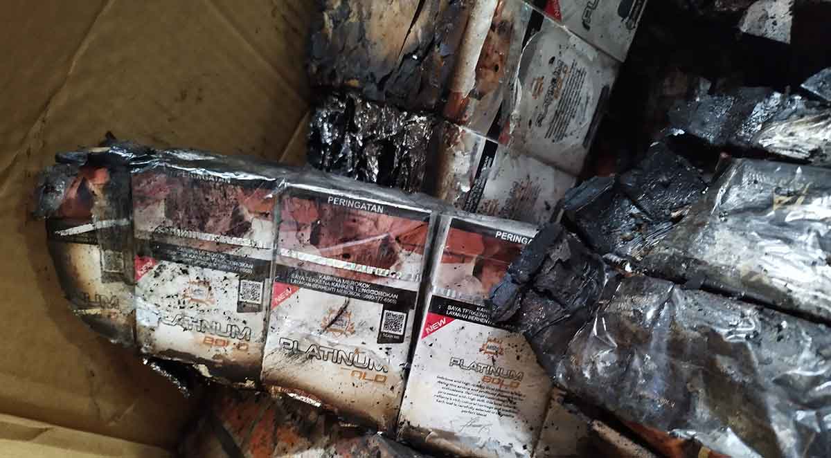 Barang bukti berupa satu dus rokok ilegal yang diterima Bea Cukai Madura dalam keadaan terbakar dari Polres Bangkalan.
