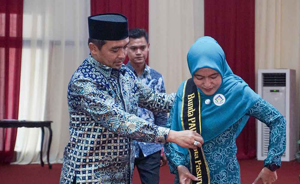 Wali Kota Pasuruan Adi Wibowo saat memasangkan selempang secara simbolis kepada perwakilan Bunda PAUD.