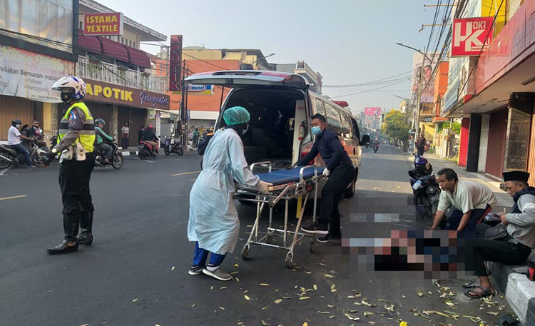 Proses evakuasi korban. (foto: ist)