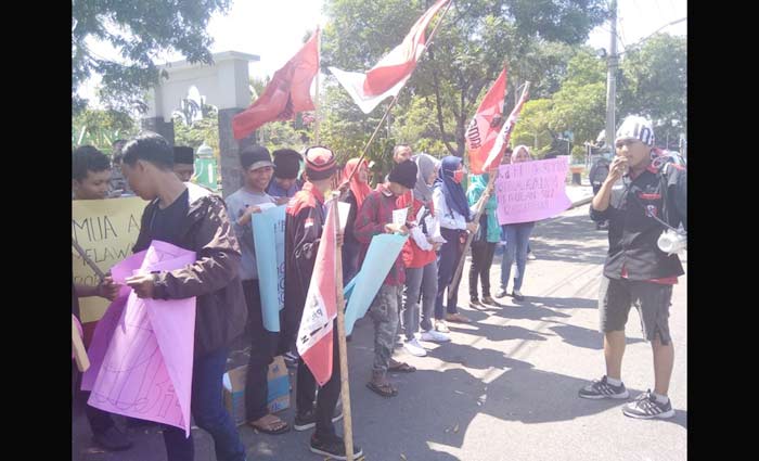Belasan Aktivis Gerakan Mahasiswa Nasional Indonesia (GMNI) melakukan aksi demo anti terorisme, di Alun-alun Bangil, Pasuruan (16/5).