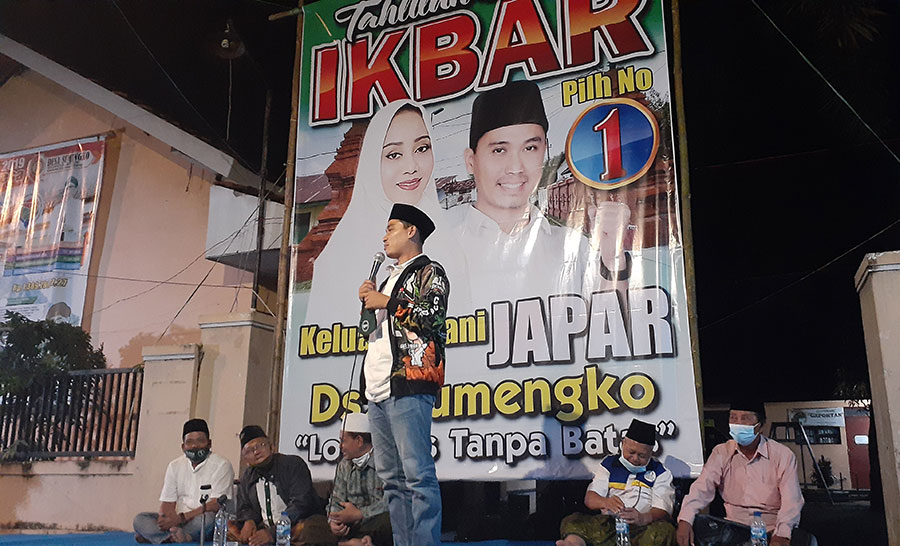 Gus Barra saat menyampaikan sambutan dalam acara tahlil dan istighotsah yang digelar Keluarga Bani Japar dan warga Desa Sumengko, Kecamatan Jatirejo.
