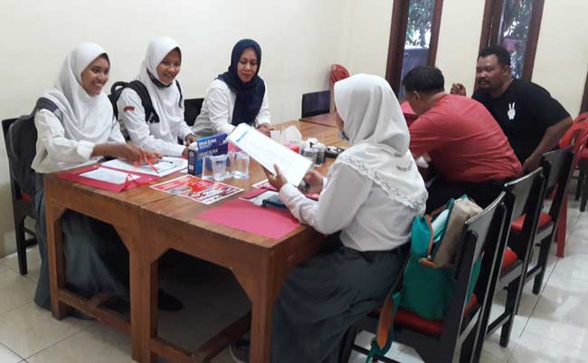 Para siswa lulusan SLTA saat mendaftar try out yang diadakan DPC PDIP Gresik. foto: syuhud/ BANGSAONLINE