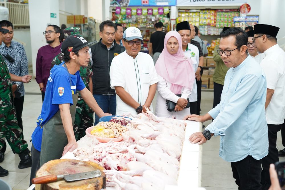Wali Kota Batu, Nurochman saat berkeliling Pasar Murah yang diselenggarakan di Pasar Among Tani