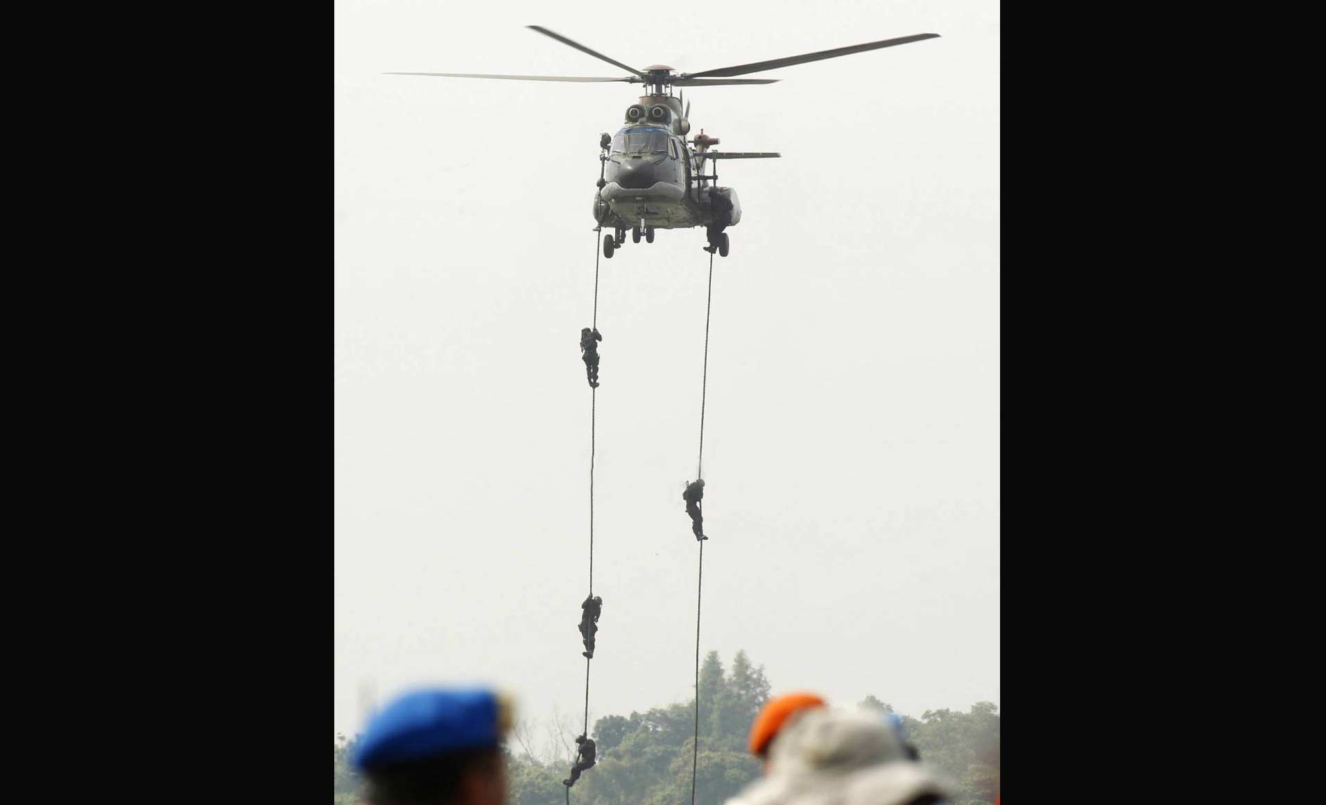 Aksi simulasi pembebasan sandera oleh teroris yang dilakukan pasukan TNI AU saat upacara HUT ke-70 TNI AU, di Pangkalan Udara Halim Perdanakusuma, Jakarta, Sabtu (9/4). foto snd