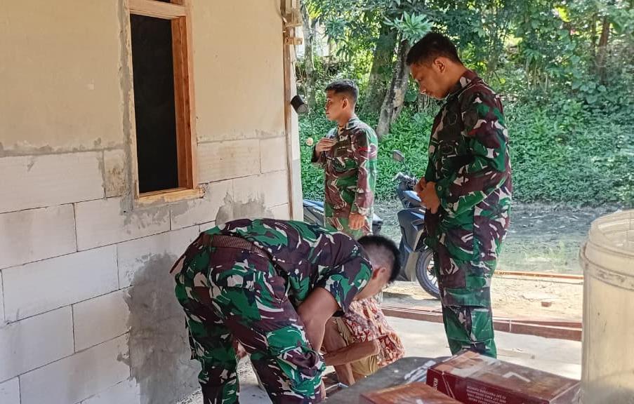 Tim TMMD ke-128 Kodim 0829 Bangkalan saat memperbaiki rumah Moh Anis warga Kecamatan Konang