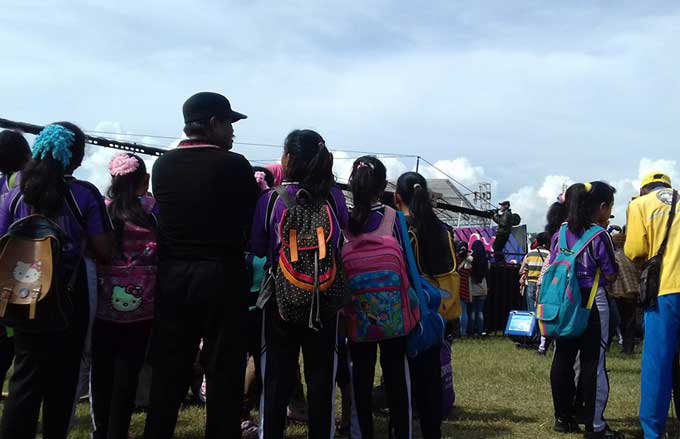 Siswa bolos karena hadir di acara salah satu televisi swasta, Karnaval Inbox, di Stadion GOR A Yani, Kabupaten Sumenep. foto: RAHMATULLAH/ BANGSAONLINE