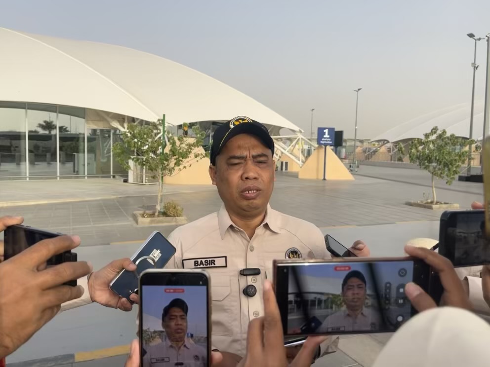 Kadaker Basir saat konferensi pers di Bandara Madinah. Foto: MCH 2026