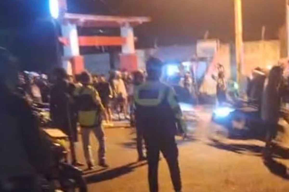 Warga Prigen Pasuruan hadang sejumlah pemuda diduga gangster. Foto: Istimewa.