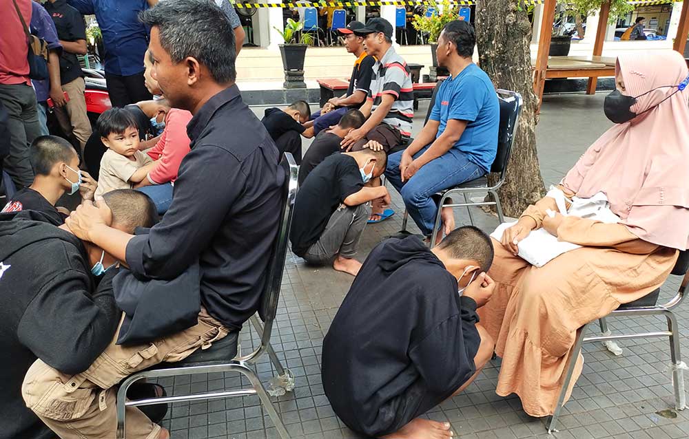 Para anggota gangster yang mayoritas anak di bawah umur saat diminta meminta maaf kepada orang tua masing-masing.