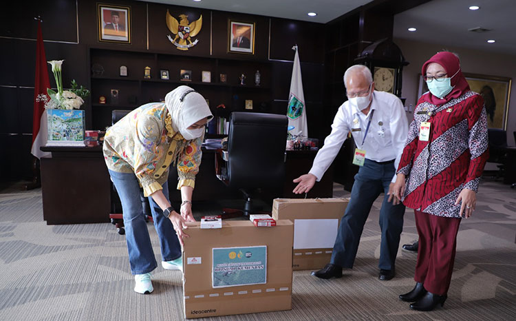 Dr. Ir. Siti Munifah, Sekretaris Badan Penyuluhan dan Pengembangan SDM Pertanian Kementerian Pertanian (Kementan) RI menyerahkan bantuan teknologi untuk Balai Penyuluh Pertanian (BPP) di Kota Batu, Jumat (21/5/2021). (foto: ist)