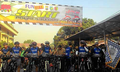 Jajaran Polres, TNI dan Pemkab Kediri serta Forpimda saat akan berangkat funbike dari Mapolres Kediri menuju Makodim 0809 Kediri. foto: dendi martoni/BANGSAONLINE