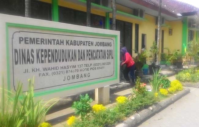 Kantor Dinas Kependudukan dan Catatan Sipil Kabupaten Jombang. foto: rony suhartomo/ BANGSAONLINE