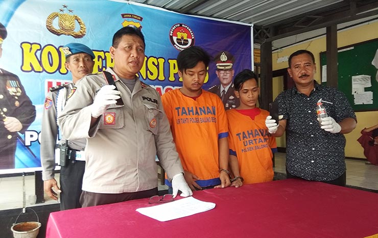 Kapolsek Balongbendo Kompol Sugeng Purwanto menunjukkan barang bukti berupa ponsel dan sabu. Kedua tersangka juga dihadirkan. 