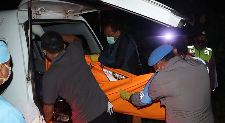 Petugas kepolisian saat mengevakuasi jenazah pencari rumput di Kelurahan Ngadirejo, Kecamatan Kepanjenkidul, Kota Blitar.