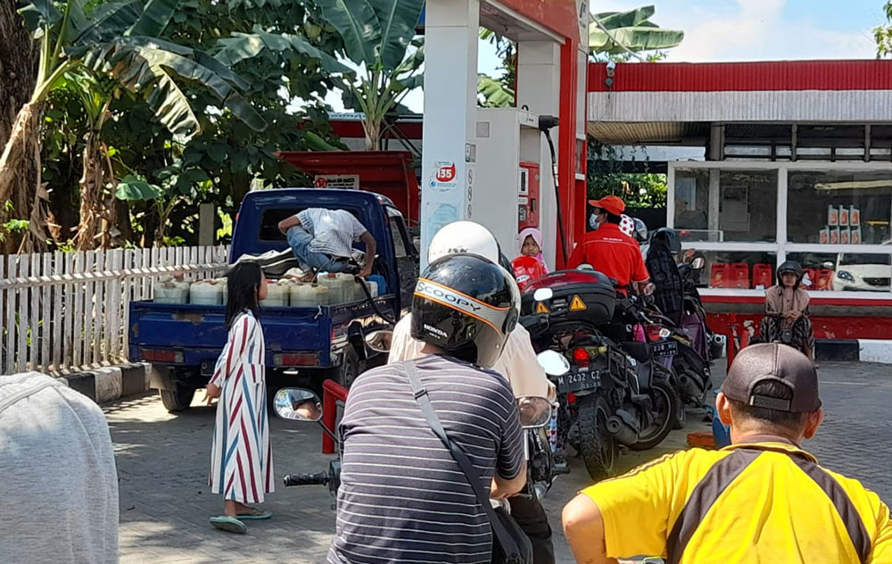 Pihak SPBU tampak sibuk mengisi BBM ke dalam belasan jeriken yang dimuat mobil pikap daripada mengisi sepeda motor pelanggan.