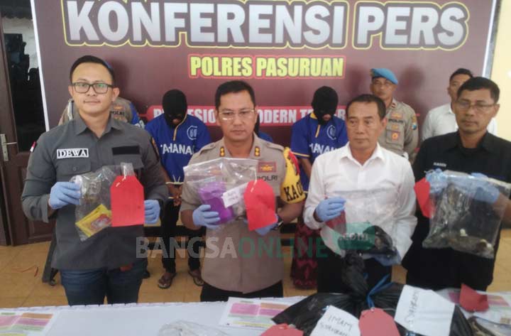 Kapolres Pasuruan AKBP Rizal Martomo saat mengekspos tiga tersangka pembunuhan beserta barang bukti di Mapolres setempat. foto: ANDY F/ BANGSAONLINE