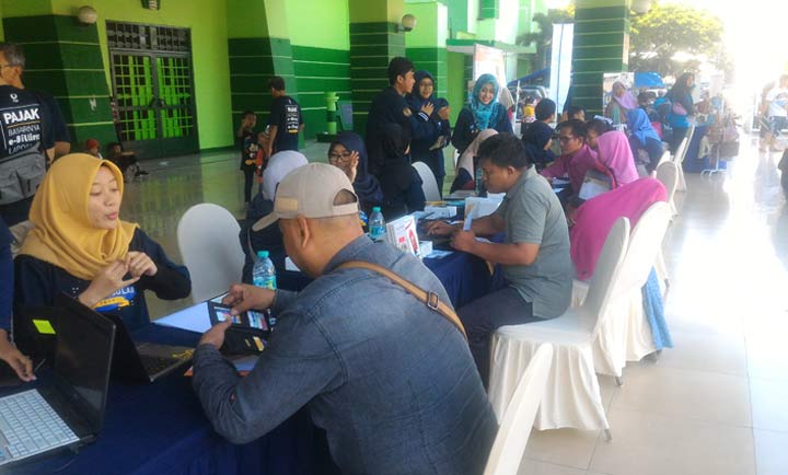 KONSULTASI: Pojok Pajak yang melayani penyampaian dan konsultasi SPT Tahunan di acara Spectaxcular, Minggu (10/3). foto: MUSTAIN/ BANGSAONLINE