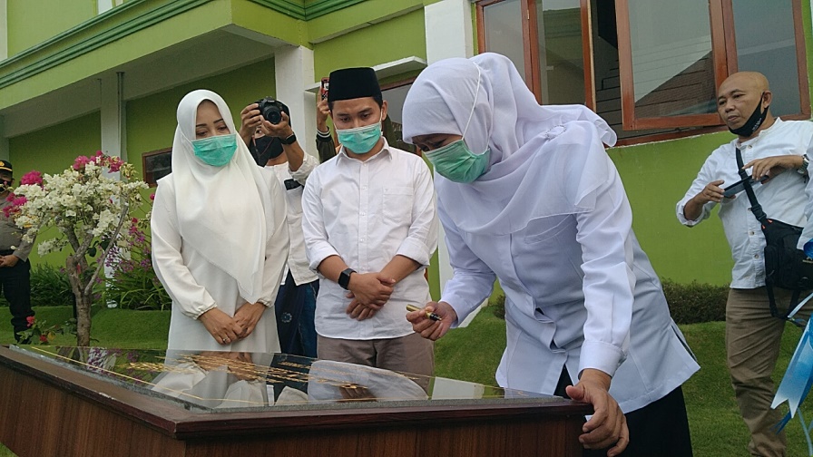 Gubernur Jawa Timur Khofifah Indar Parawansa saat menandatangani prasasti peresmian Asrama Gunung Jati Institut KH. Abdul Chalim Pacet Mojoketo disaksikan Gus Barra dan Ikfina Fahmawati dan Prof. Dr. KH. Asep Saifuddin Chalim, M.Ag, Selasa (29/7/2020). foto: MMA/ bangsaonline.com