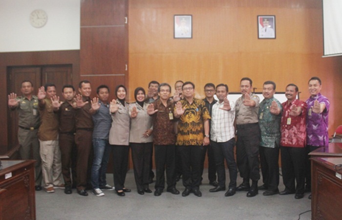 Tim dari unsur Kejaksaan, Kepolisian, Kodim, Inspektorat, BKD maupun Satpol PP Sidoarjo menggelar rapat koordinasi (Rakor) di Aula Delta Wicaksana Setda Sidoarjo, Selasa, (8/1). 