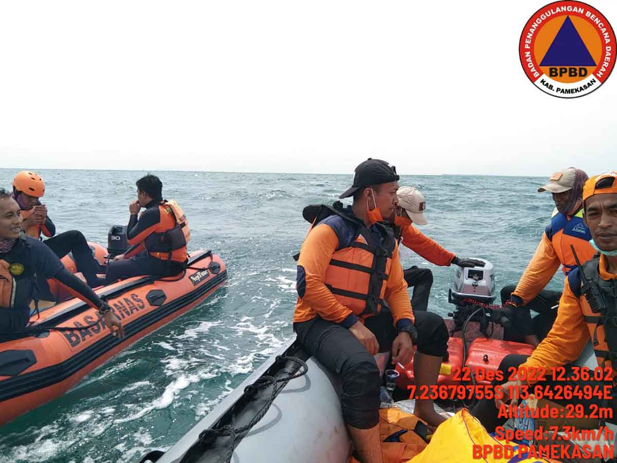 Tim SAR saat persiapan pencarian korban hilang saat pulang dari mencari ikan di perairan madura.  Foto: Dok. Tim SAR.