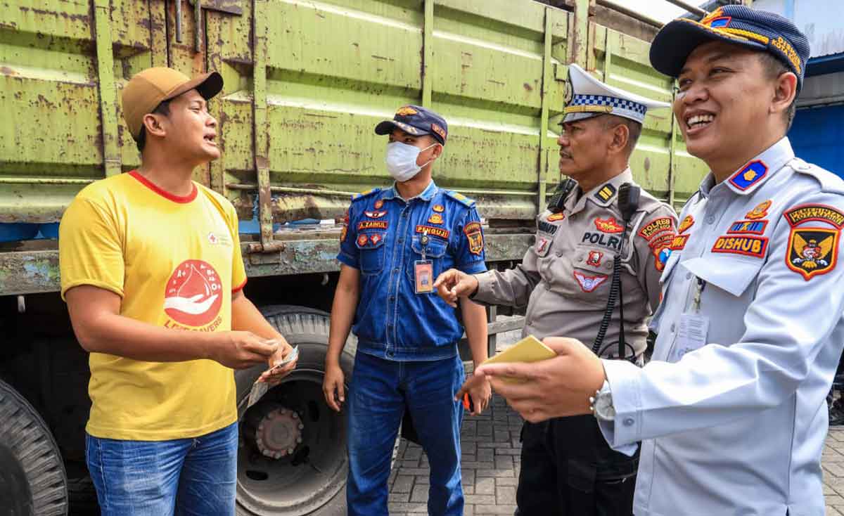 Petugas gabungan saat melakukan sosialisasi Zero ODOL atau Over Dimension Over Loading. Foto: Ist
