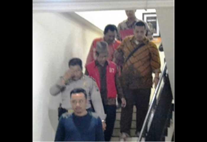 Tersangka dana hibah saat digiring ke ruang tahanan.