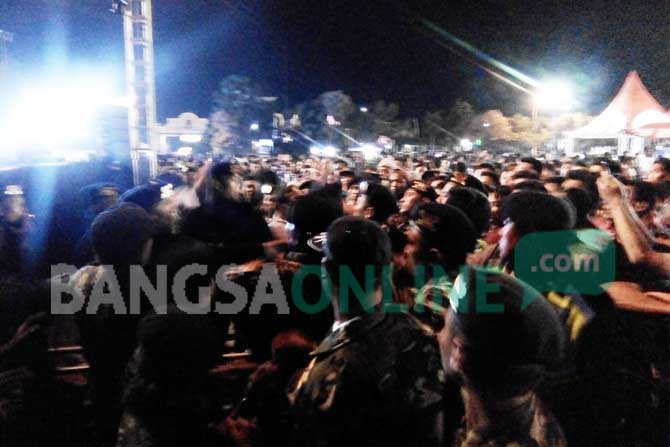 Kericuhan antara Banser dan Brimob saat konser Wali Band. foto: GUNAWAN/ BANGSAONLINE