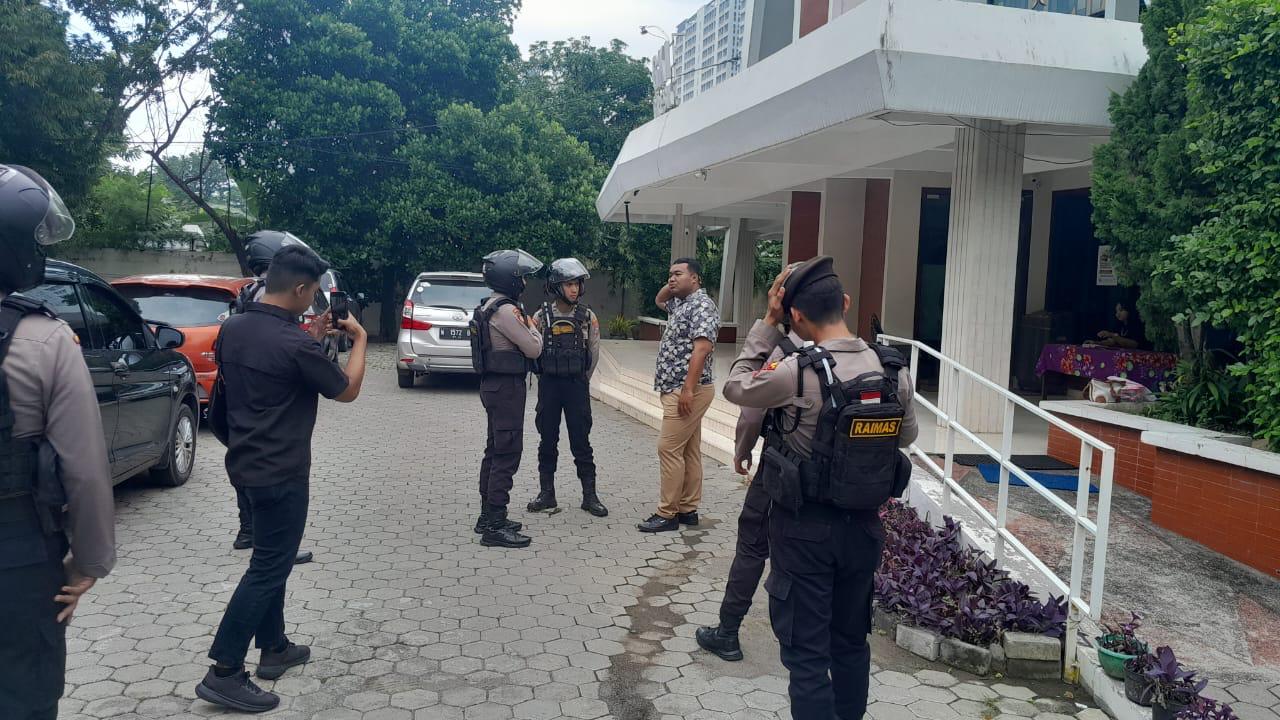 Personel Polres Gresik saat menjaga umat Kristiani  ibadah Paskah di gereja. FOTO: ist.