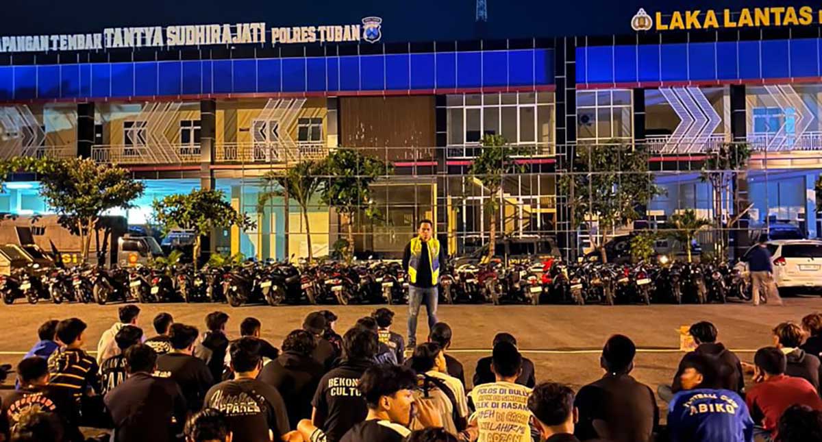 Para pengendara yang terjaring razia balap liar saat dibina di Mapolres Tuban.