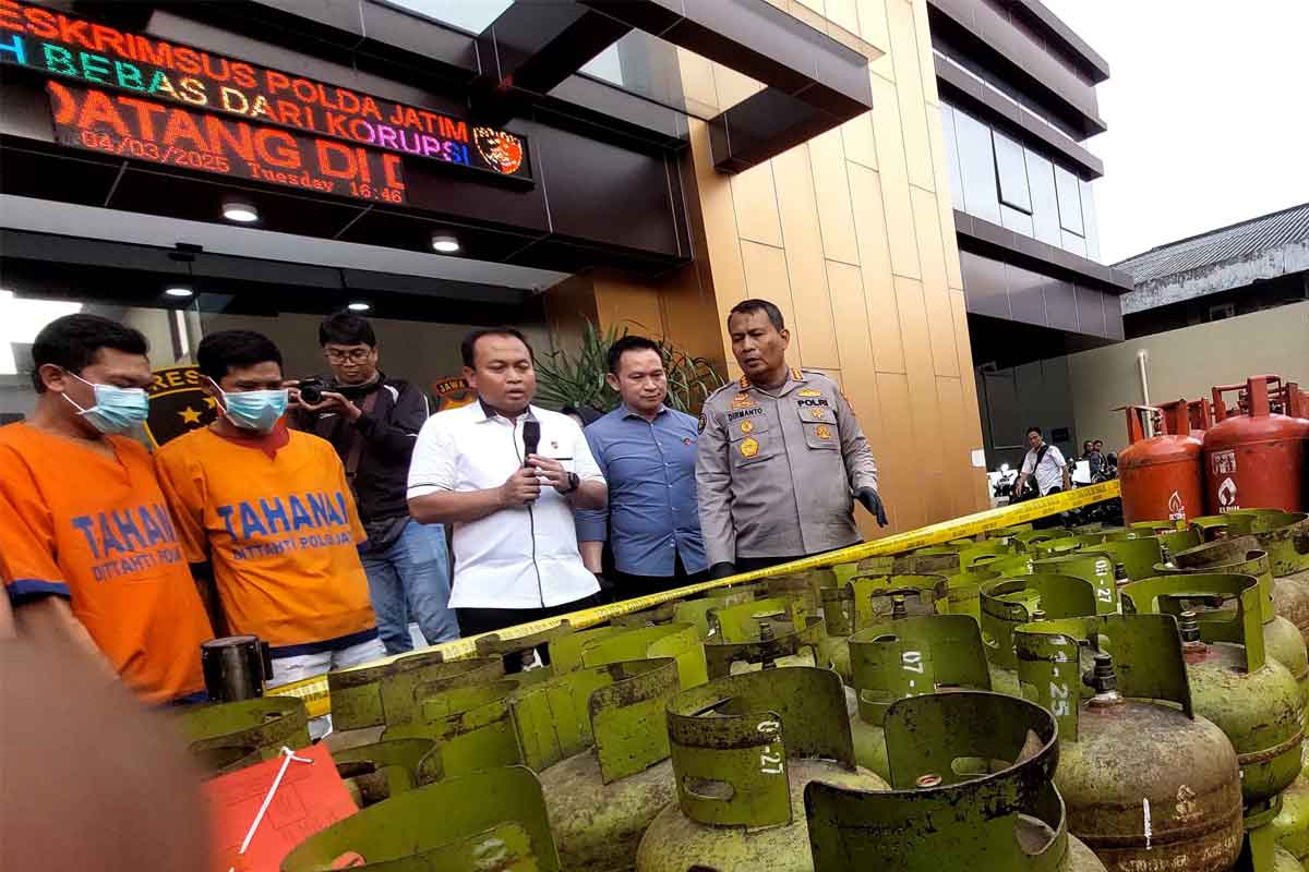 Pelaku pengoplos tabung gas bersubsidi saat diamankan di Polda Jatim.