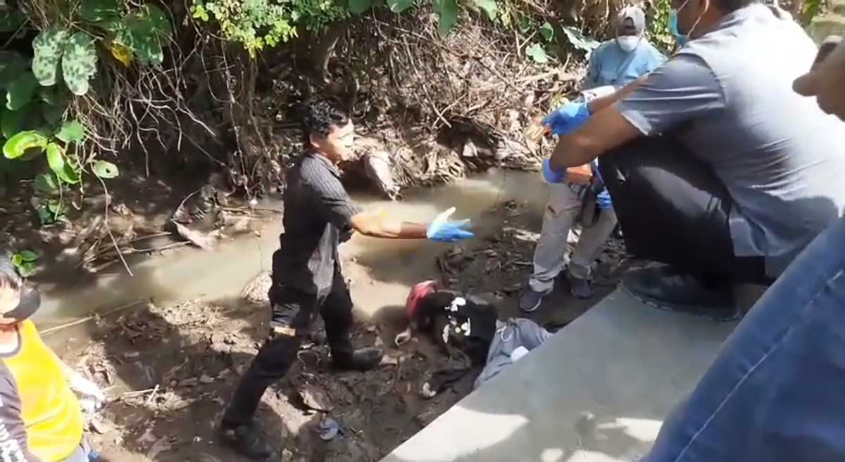 Evakuasi jenazah mahasiswi dalam parit di Desa/Kecamatan Wonorejo, Kabupaten Pasuruan.