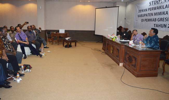 Bupati Sambari HR ketika menerima kunjungan DPRD Mimika, Papua. foto: syuhud/ BANGSAONLINE