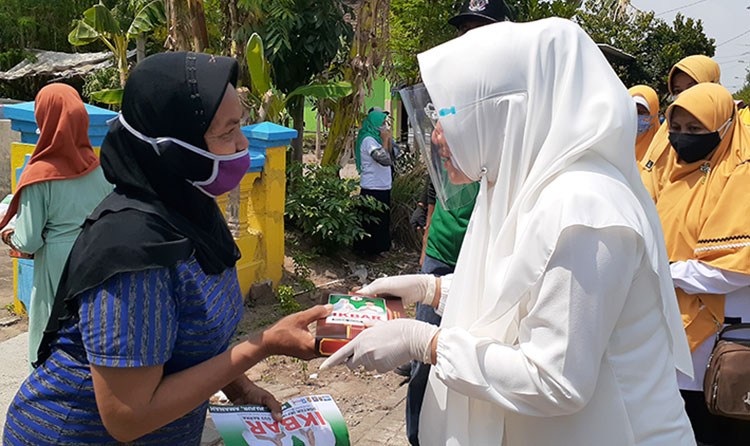 Cabup Ikfina saat menyapa warga. (foto: ist)