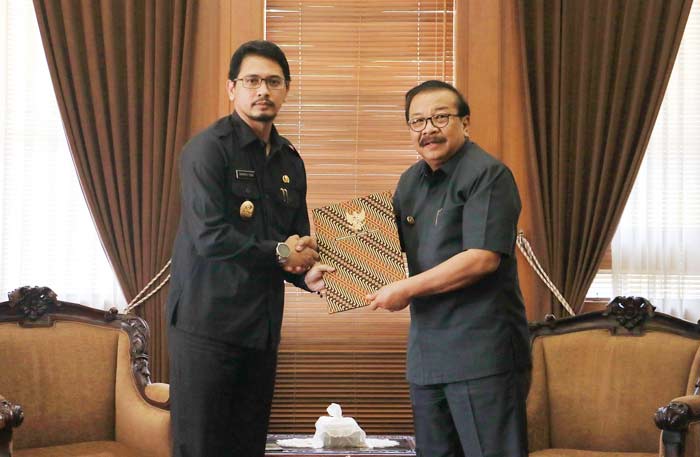 Gubernur Jawa Timur Dr. H Soekarwo nenyerahkan SK Plt Wali Kota Pasuruan di ruang kerja gubernur jalan Pahlawan 110 Surabaya.
