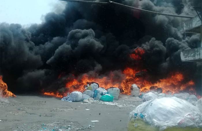Tampak kobaran api yang menghanguskan bahan-bahan sarung tangan di gudang PT. Mitra Sarutu.