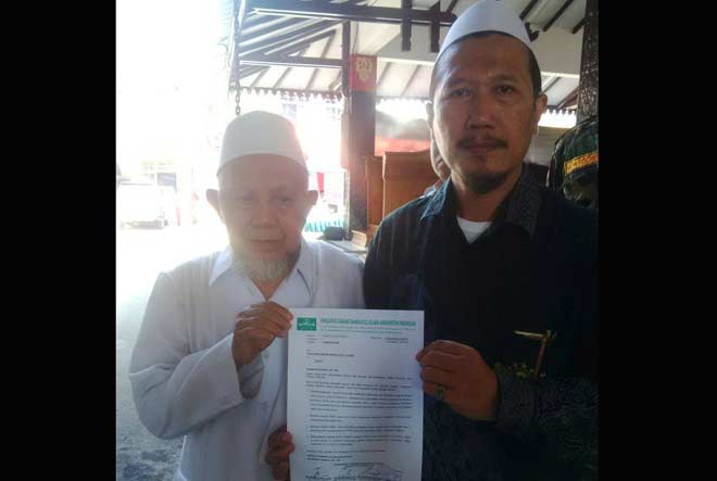 Rois Syuriah PCNU Kabupaten Pasuruan KH Muzaky Birrul Alim dan Ketua Tanfidziah PCNU KH Imron Mutamakkin menunjukan surat pernyataan sikap yang mendesak PBNU agar memecat semua pengurus NU yang mendukung Ahok. 