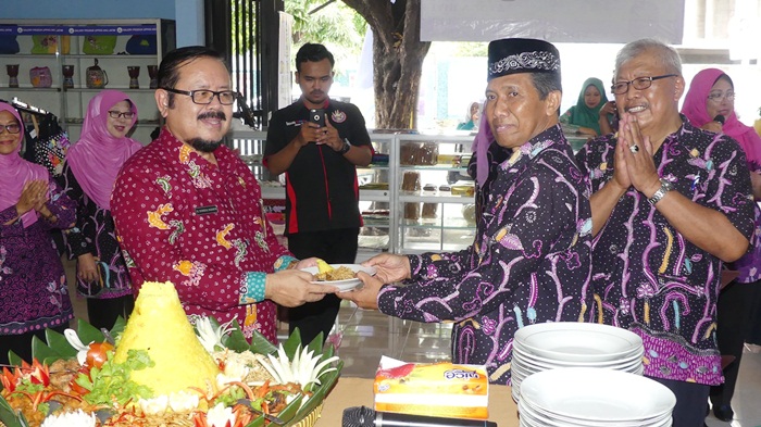 Kepala Kantor Perwakilan BKKBN Prov Jatim H Yenrizal Makmur (batik merah) saat memberikan potongan tumpeng kepada Ketua BPD AKU Jatim Siswanto. Foto: bkkbn jatim