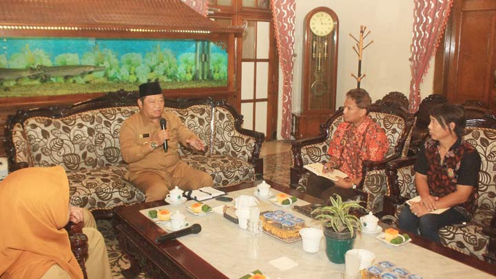 AUDIENSI: Bupati Saiful Ilah berdialog terkait rencana Pemilihan Duta Batik Sidoarjo, di Pendopo Delta Wibawa, Senin (1/4). foto: ist