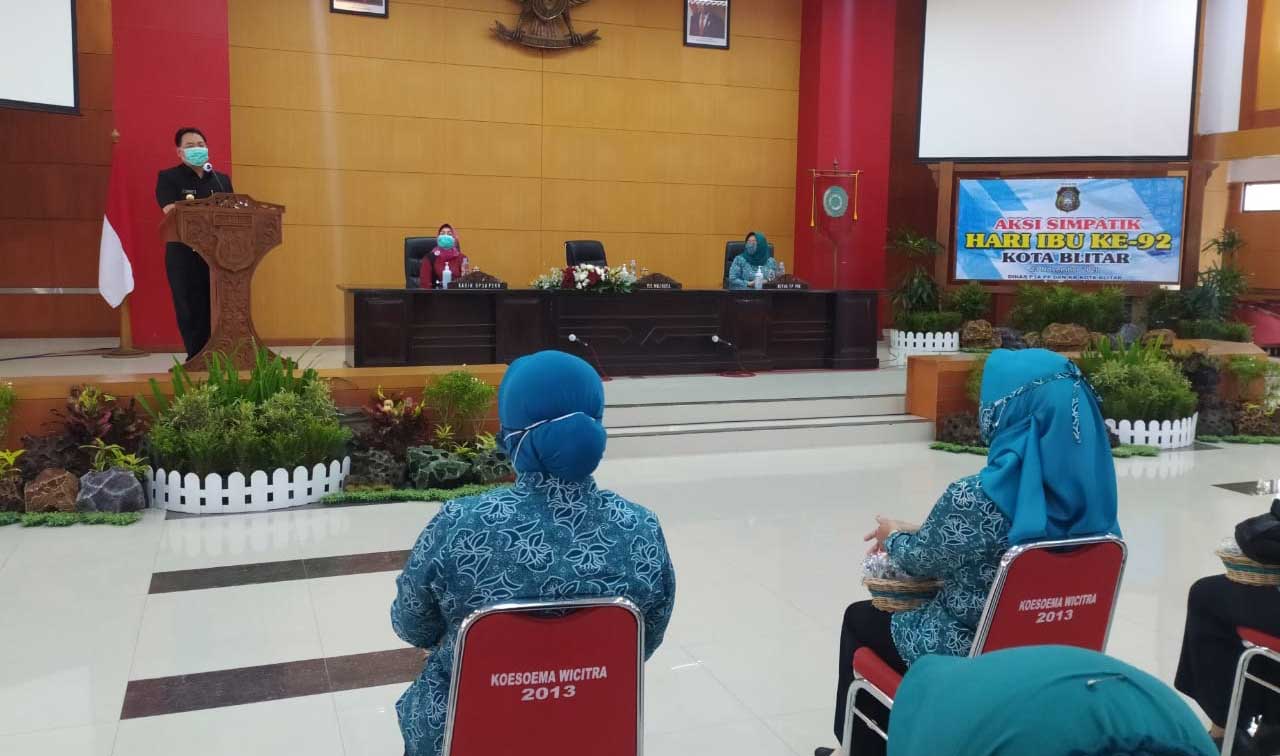 Pjs. Wali Kota Blitar, Jumadi menghadiri peringatan hari ibu di Balai Kusuma Wicitra Kota Blitar.