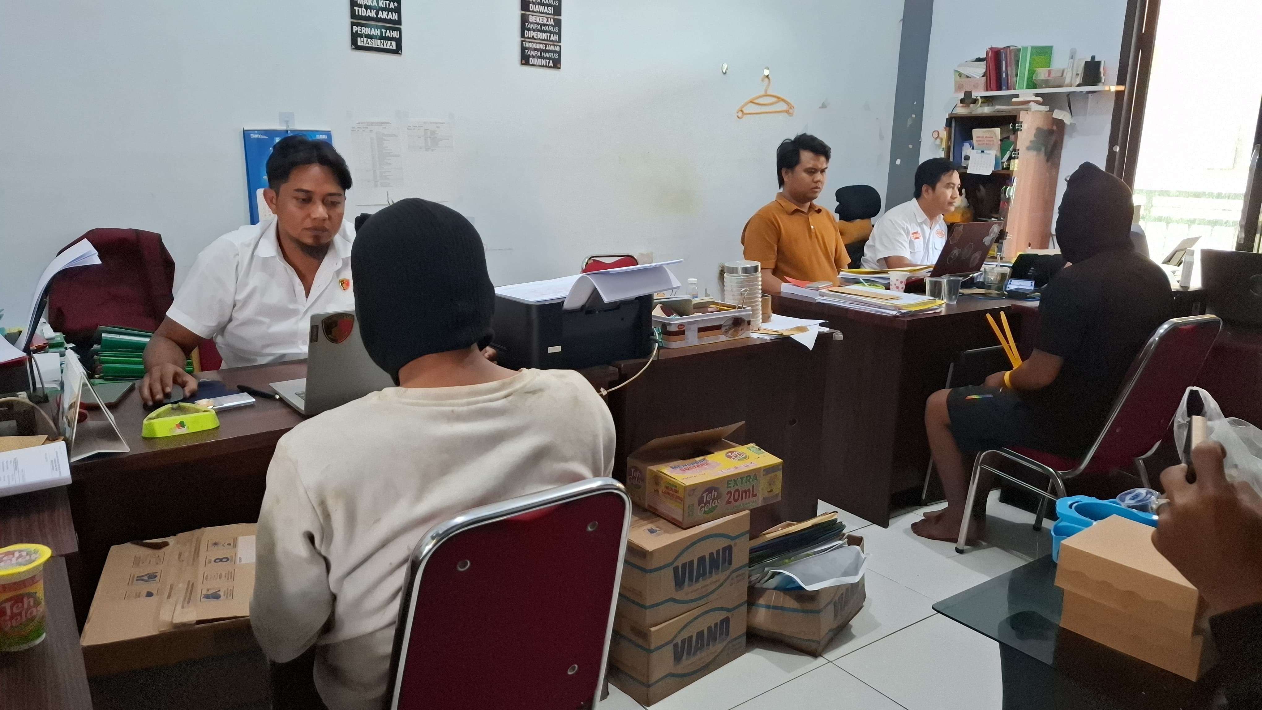 Dua pelaku curanmor saat diperiksa di Unit Reskrim Polres Sampang