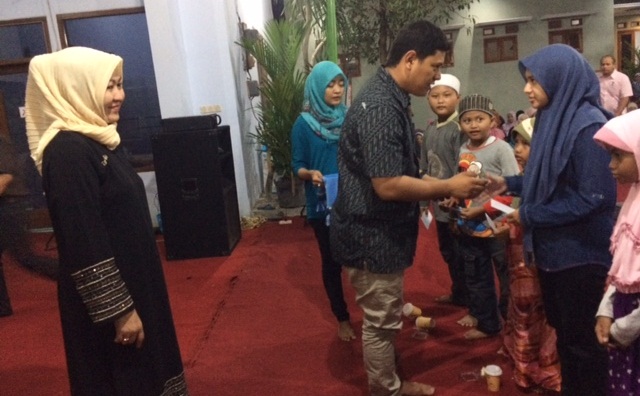 Wali Kota kediri saat berdiskusi dengan warganya dalam agenda Kopi Tahu di salah satu rumah warga di Kelurahan Rekomulyo Kota kediri. foto : arif kurniawan/BANGSAONLINE