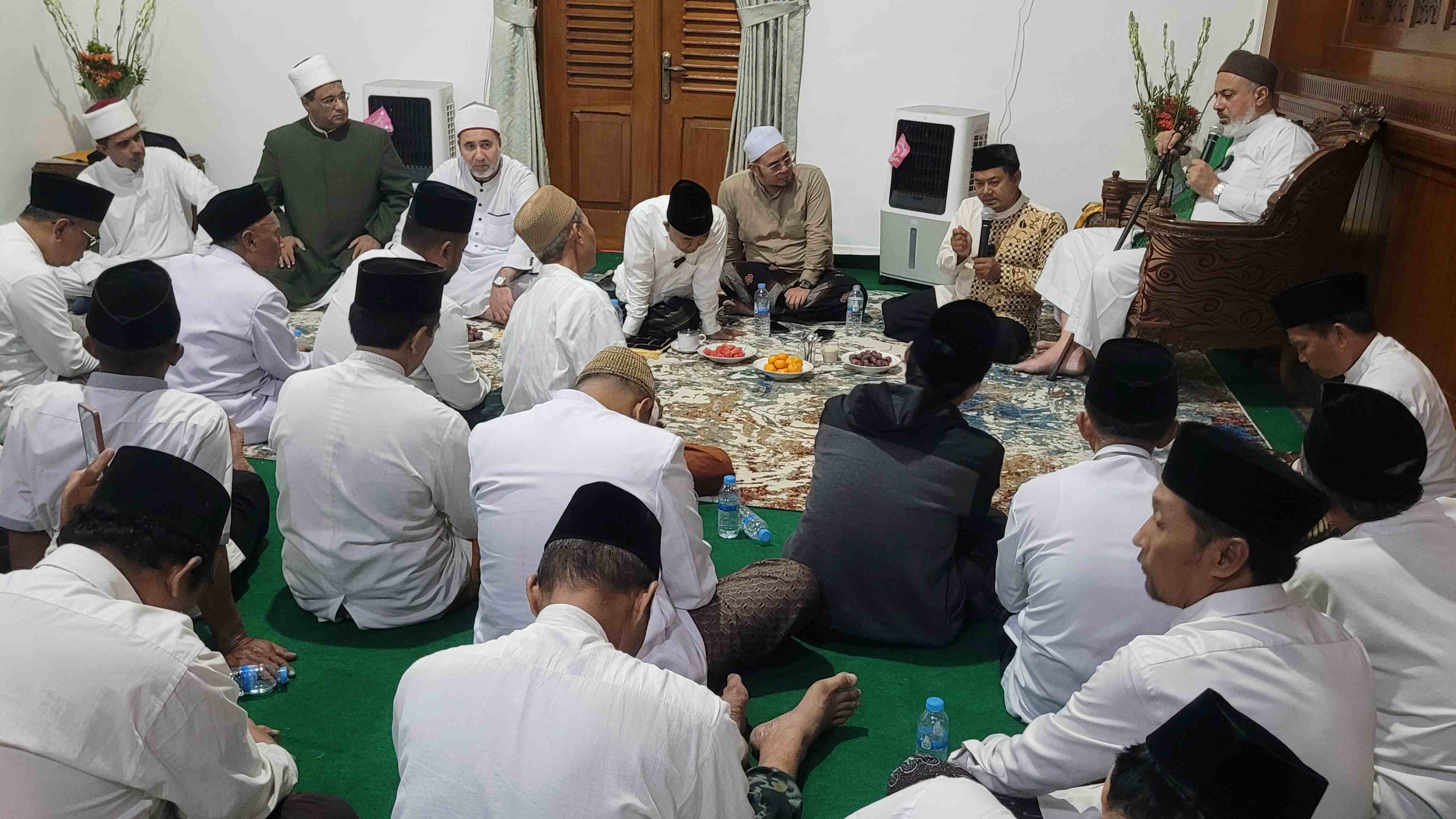 Suasa shalat malam dan istighatsah di Pendopo Peringgitan Kabupaten Mojokerto, Sabtu (27/12/2025). Foto: MMA/bangsaonline