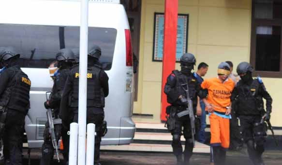 DIKAWAL KETAT: Densus 88 saat hendak memindahkan terduga teroris dari Mako Brimob Apeldento, Kecamatan Pakis, Malang, ke Depok, Minggu (21/2). foto merdeka.com
