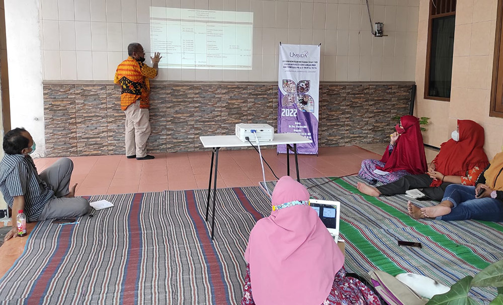 Tim Abdimas Umsida Sidoarjo saat memberikan pelatihan manajemen keuangan kepada pelaku UMKM.