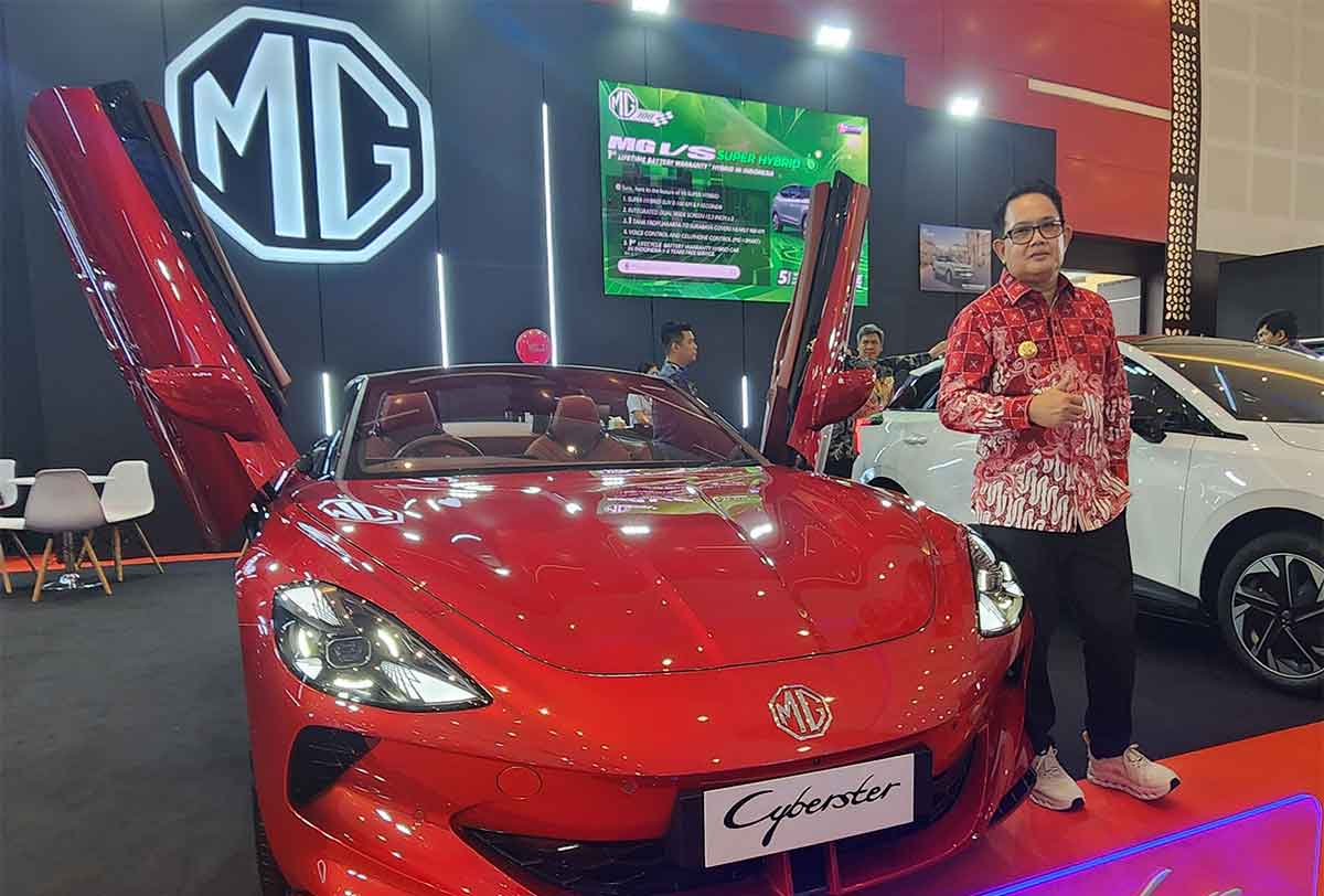 Pj Gubernur Jatim saat menghadiri pembukaan GIIAS 2024.