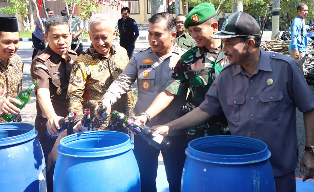 Pj Bupati Sri Handoko bersama Kapolres Nganjuk dan forkopimda menyaksikan pemusnahan barang bukti hasil operasi kepolisian.